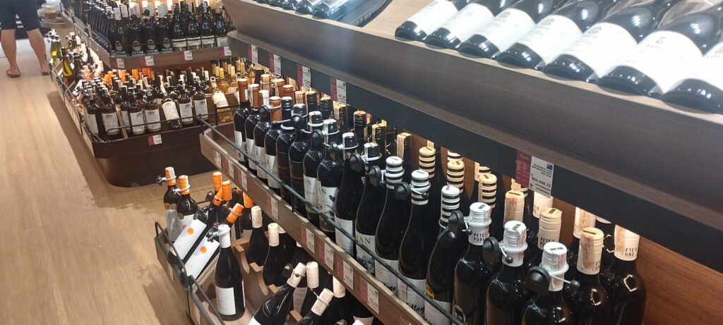 Weinregal im Indonesischen Supermarkt